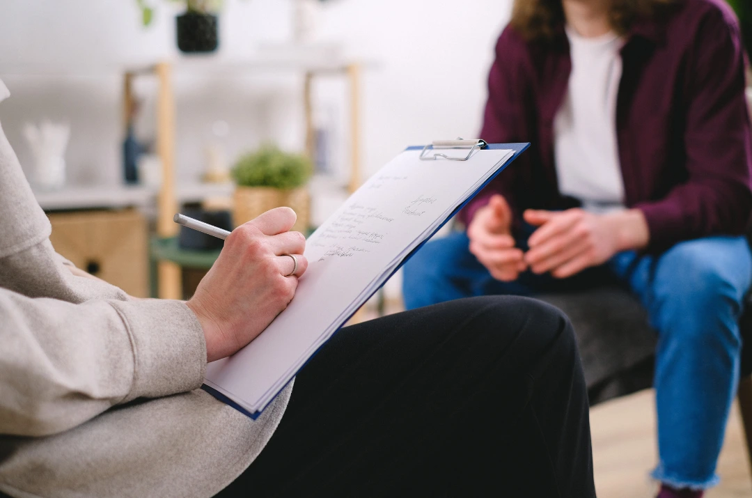 Konsultacja z psychologiem i wypełnianie arkusza - tak przebiegają Badania psychologiczne w naszej pracowni. Usługa obejmuje rozmowę i testy komputerowe oceniające m.in. uwagę, pamięć, koordynację oraz szybkość reakcji, aby wydać rzetelne orzeczenie.