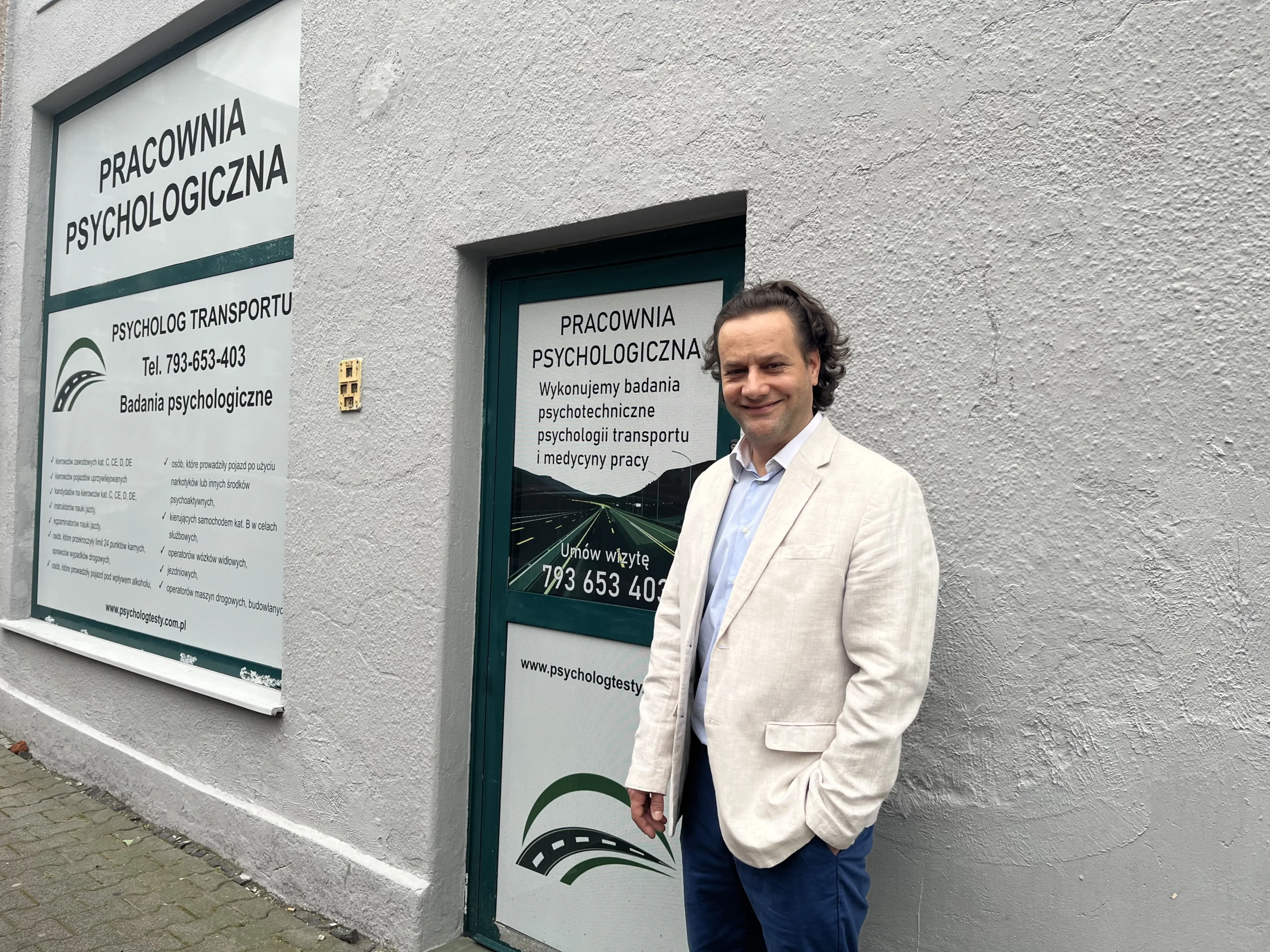 Właściciel przed wejściem - nasza pracownia psychologiczna w Gliwicach. Wykonujemy badania psychotechniczne i badania psychologiczne kierowców, oferujemy też podstawową pomoc psychologiczną i umawiamy wizyty na konkretną godzinę.