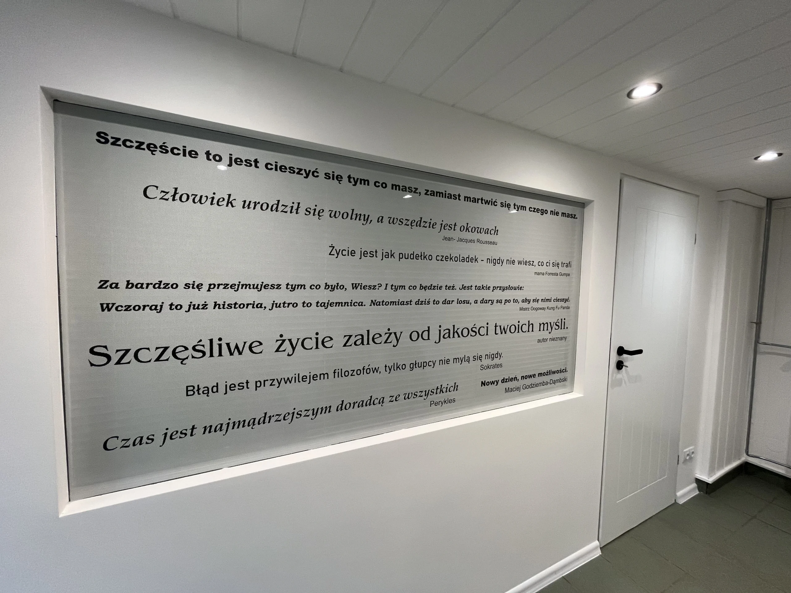 Tablica z motywującymi cytatami w korytarzu naszej pracowni - przyjazne miejsce na testy psychologiczne dla kierowców. Badanie obejmuje rozmowę i testy komputerowe, które oceniają m.in. uwagę, pamięć, koordynację oraz szybkość reakcji, a wynik służy do wydania orzeczenia.